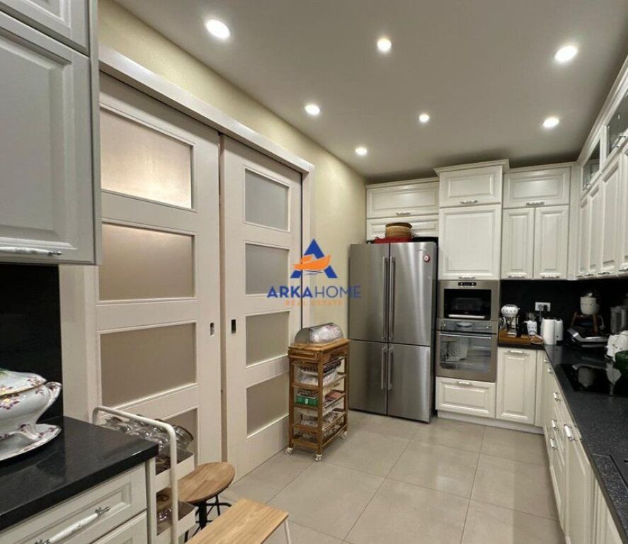 IN VENDITA APPARTAMENTO 3+1+BALCONE+POSTO AUTO " KOMUNA E PARISIT " 365.000 EURO (+30.000 EURO POSTO AUTO)

