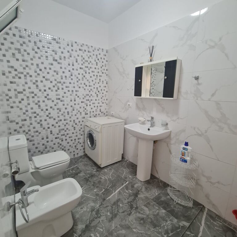 Jepet me qera Apartament 1+1 Pallati me shigjeta