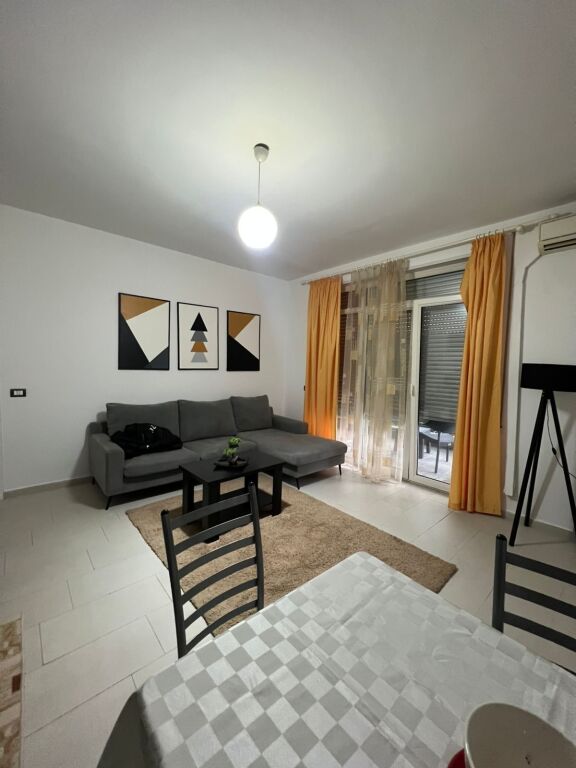 Apartamwnt 1+1 per qera Kopshti Botanik !