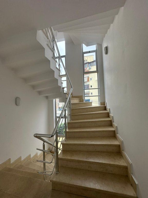 EDIFICIO DI 4 PIANI IN AFFITTO, VIA KAVAJES