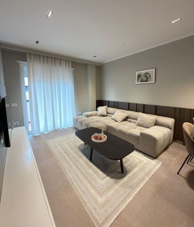 Jepet me Qira Apartament 1+1 + Parking Spot te Sima Com, pranë ish-Fushës së Aviacionit 📍