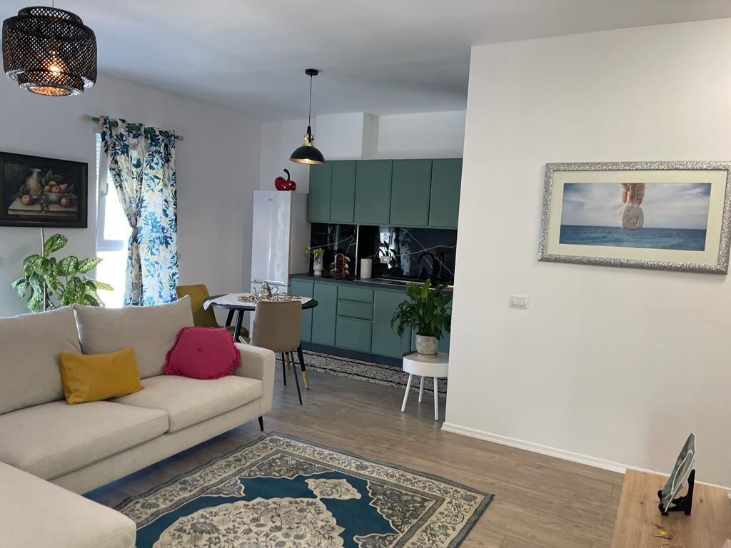 🏡 Appartamento 2+1 in affitto a Univers City, Tirana!  ✨ Appartamento moderno e confortevole, situato al 3° piano di un edificio con ascensore. 📍 Si compone di soggiorno + cucina, 2 camere da letto, bagno e balcone. 🌿 Zona tranquilla e familiare, con tutti i servizi nelle vicinanze.  💶 Prezzo: 500€/mese  📩 Contattaci per maggiori informazioni o per una visita alla proprietà!