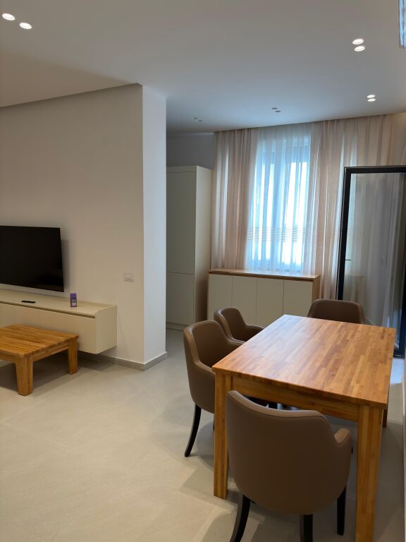 Apartament 1+1+parkim me qera tek rrethi i Shkozes