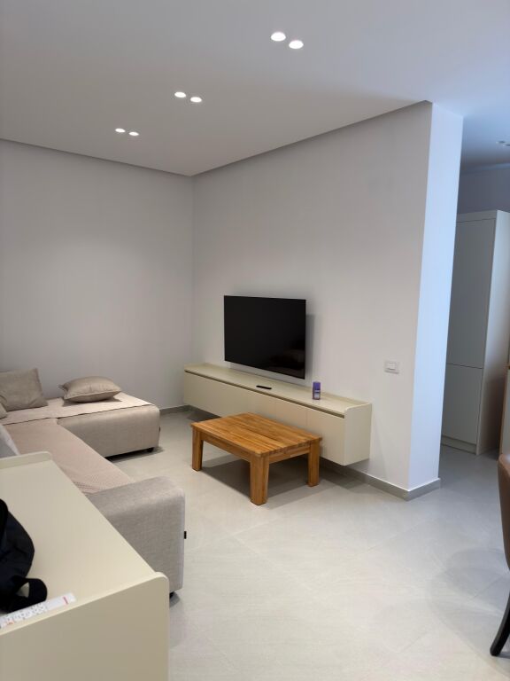 Apartament 1+1+parkim me qera tek rrethi i Shkozes