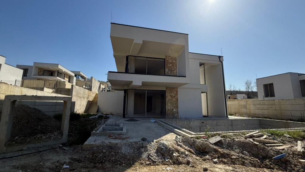 🏡 Vilë në Shitje – Farkë, Lisi i Artë