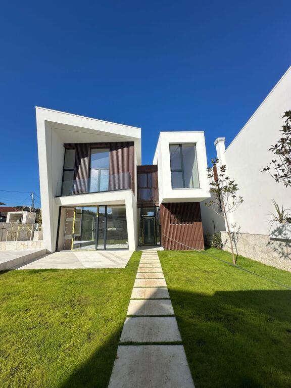 🏡 Shitet Vilë 3-Katëshe pranë TEG-ut
