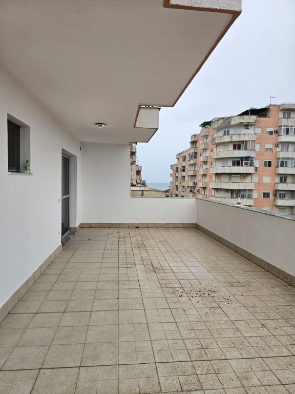 SHITET APARTAMENT PRANË “RROTËS SË KUQE”, PLAZH – DURRËS