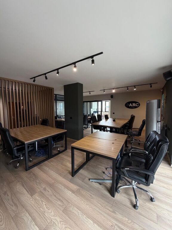 Tirane, jepet me qera ambjent biznesi Kati 10, 280 m² 3.000 € (Midis Rrugës së Durrësit dhe Mine Pezës)
