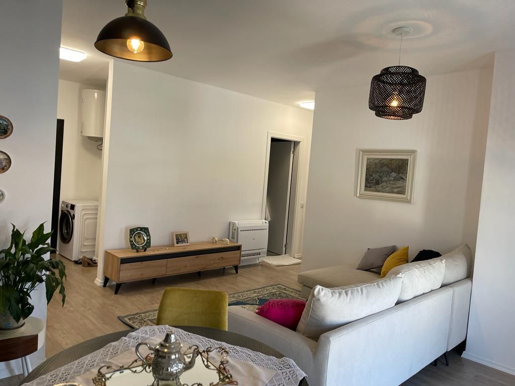 🏡 Appartamento 2+1 in affitto a Univers City, Tirana!  ✨ Appartamento moderno e confortevole, situato al 3° piano di un edificio con ascensore. 📍 Si compone di soggiorno + cucina, 2 camere da letto, bagno e balcone. 🌿 Zona tranquilla e familiare, con tutti i servizi nelle vicinanze.  💶 Prezzo: 500€/mese  📩 Contattaci per maggiori informazioni o per una visita alla proprietà!