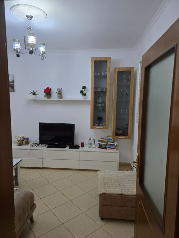 🏡 Apartment 2+1 + annex for rent 🍽️ 📍Near Bajram Curri Boulevard, Nikolle Kacorri street in front of the building with arrows 📐 108 m² | 🏢 2nd floor ✨ Furnished and well organized 🌿 With balcony 💶 Price: 500€ / month