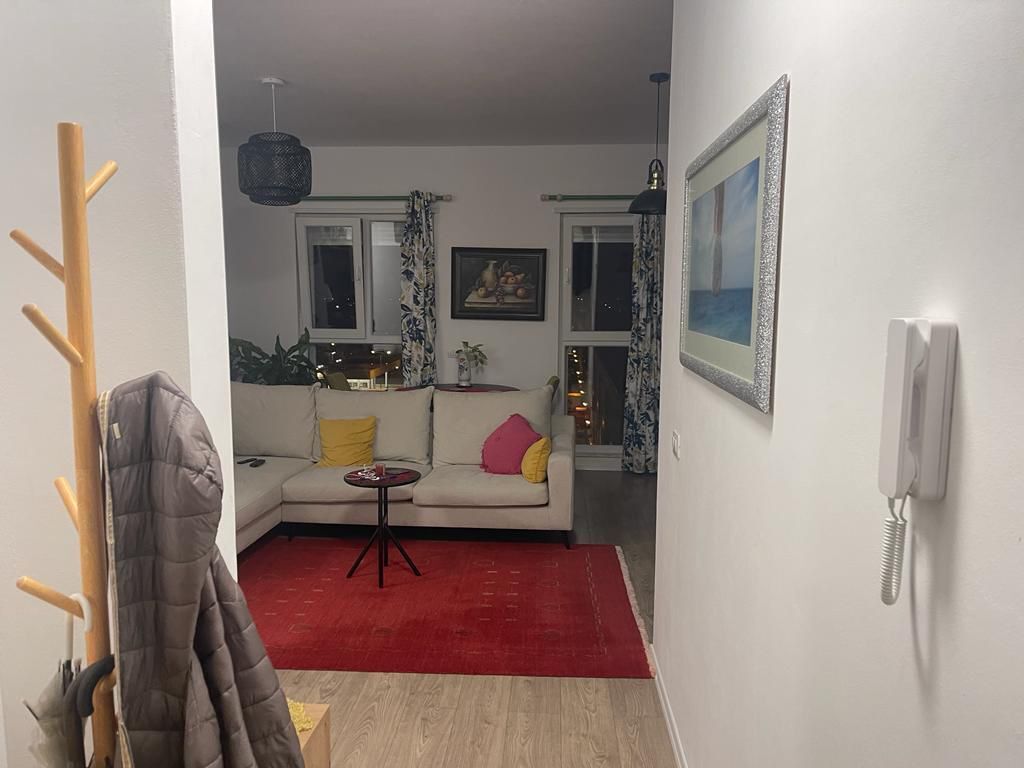 🏡 Appartamento 2+1 in affitto a Univers City, Tirana!  ✨ Appartamento moderno e confortevole, situato al 3° piano di un edificio con ascensore. 📍 Si compone di soggiorno + cucina, 2 camere da letto, bagno e balcone. 🌿 Zona tranquilla e familiare, con tutti i servizi nelle vicinanze.  💶 Prezzo: 500€/mese  📩 Contattaci per maggiori informazioni o per una visita alla proprietà!