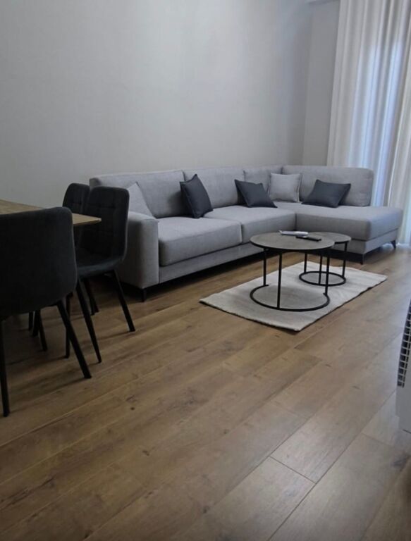 Laprakë te kompleksi “Aura” jepet me qira apartament 1+1!