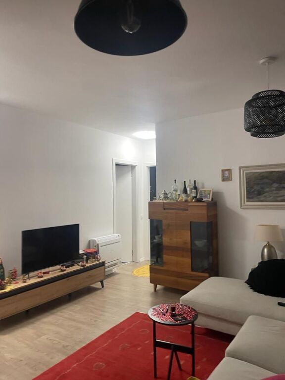 🏡 Appartamento 2+1 in affitto a Univers City, Tirana!  ✨ Appartamento moderno e confortevole, situato al 3° piano di un edificio con ascensore. 📍 Si compone di soggiorno + cucina, 2 camere da letto, bagno e balcone. 🌿 Zona tranquilla e familiare, con tutti i servizi nelle vicinanze.  💶 Prezzo: 500€/mese  📩 Contattaci per maggiori informazioni o per una visita alla proprietà!