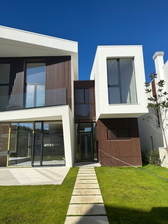 🏡 Shitet Vilë 3-Katëshe pranë TEG-ut