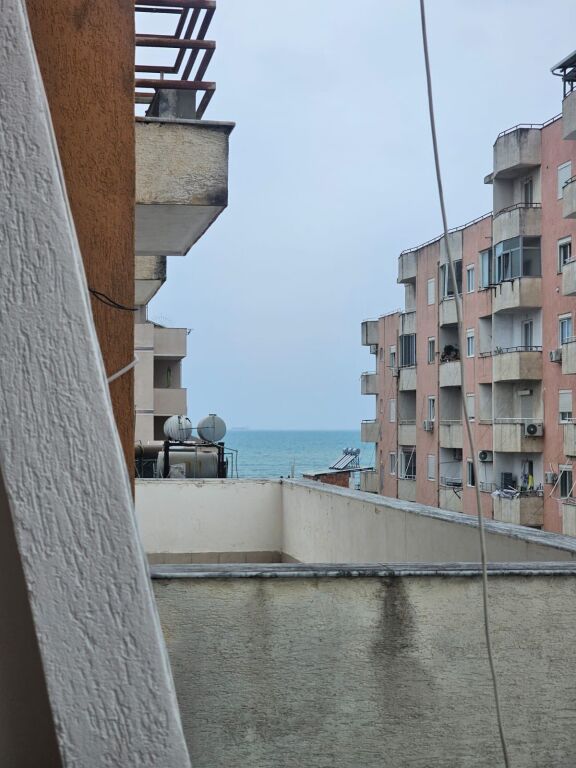 SHITET APARTAMENT PRANË “RROTËS SË KUQE”, PLAZH – DURRËS