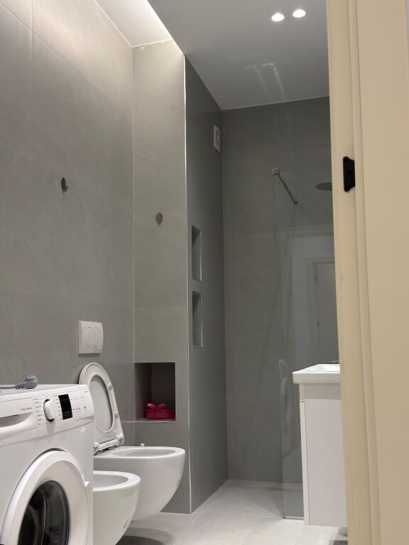 Apartament 1+1+parkim me qera tek rrethi i Shkozes