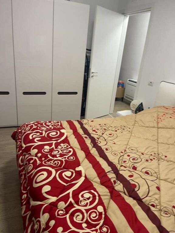 🏡 Appartamento 2+1 in affitto a Univers City, Tirana!  ✨ Appartamento moderno e confortevole, situato al 3° piano di un edificio con ascensore. 📍 Si compone di soggiorno + cucina, 2 camere da letto, bagno e balcone. 🌿 Zona tranquilla e familiare, con tutti i servizi nelle vicinanze.  💶 Prezzo: 500€/mese  📩 Contattaci per maggiori informazioni o per una visita alla proprietà!