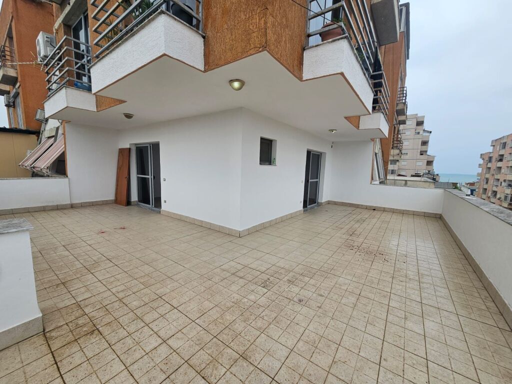 SHITET APARTAMENT PRANË “RROTËS SË KUQE”, PLAZH – DURRËS