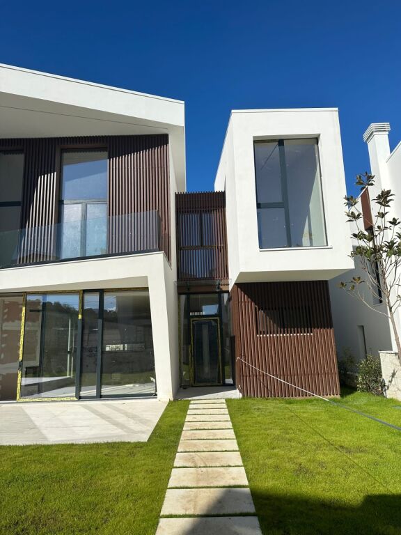 🏡 Shitet Vilë 3-Katëshe pranë TEG-ut
