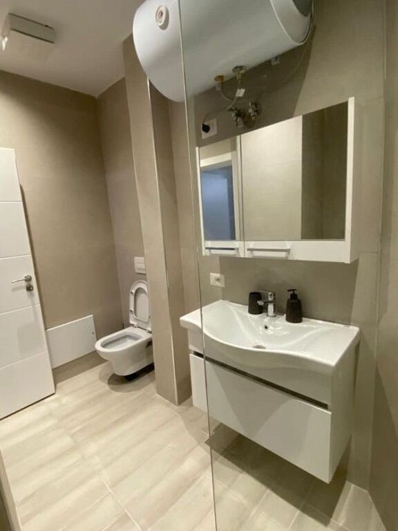 Jepet me qera apartament 1+1 tek 21 Dhjetori, pranë Fakultetit të Inxhinierisë së Ndërtimit 📍