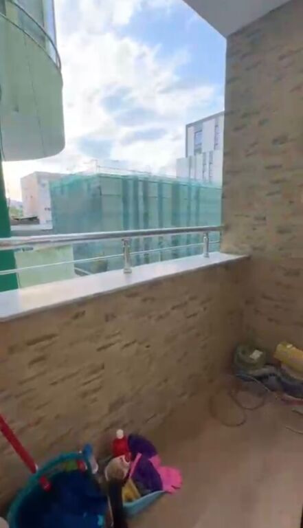 Shitet, Apartament 1+1, Komuna e Parisit , Tiranë.