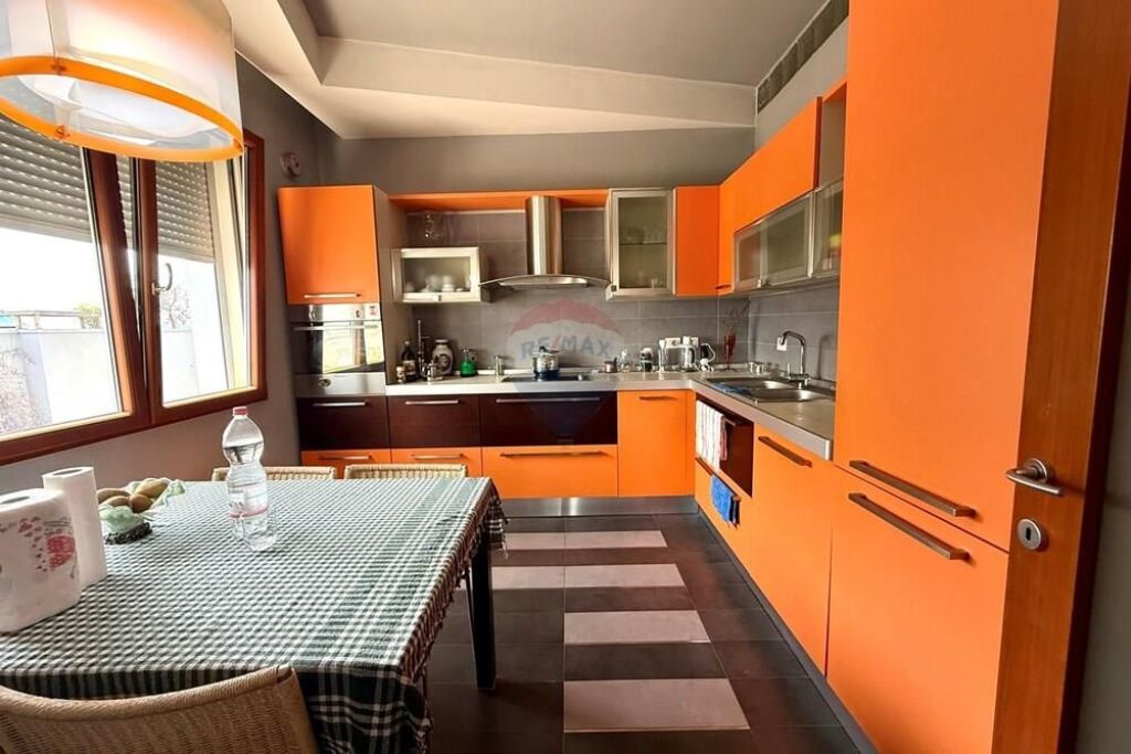 Apartament 4+1+studio, ne Qender te Tiranes!