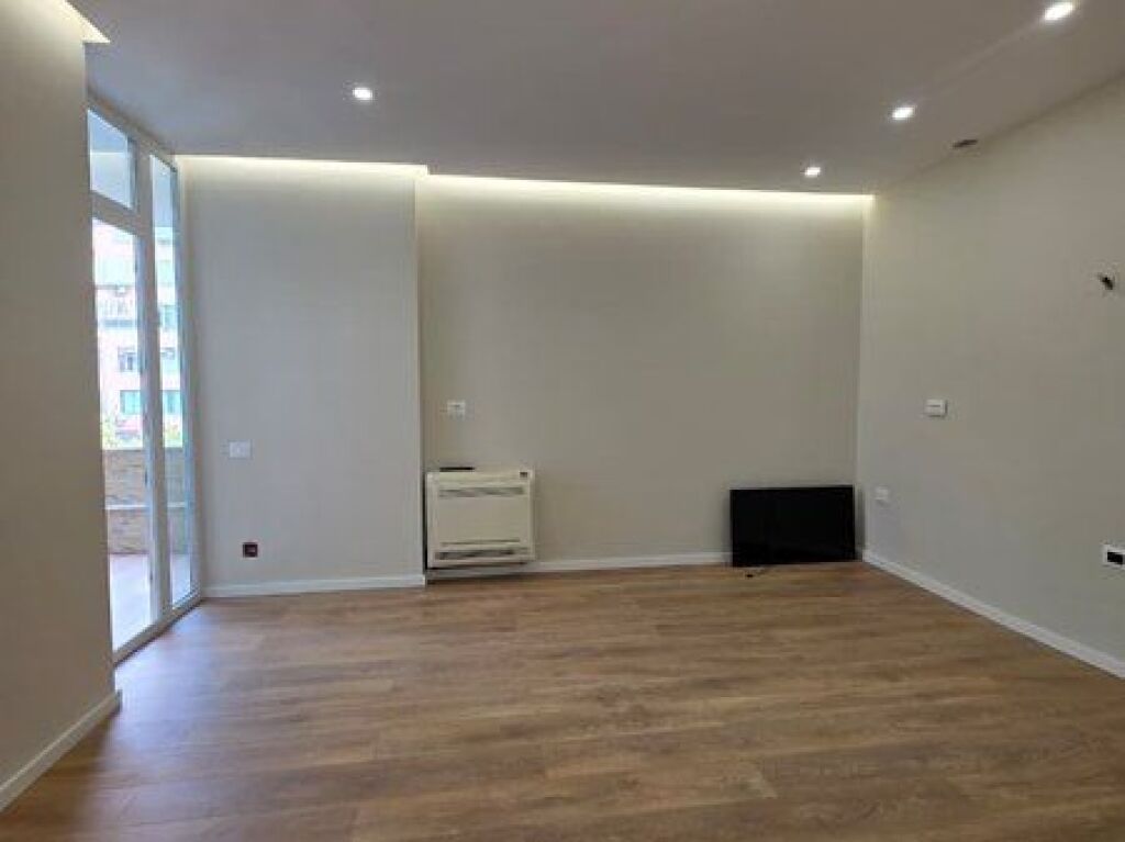 Shitet ,Apartament 1+1 tek Komuna e Parisit