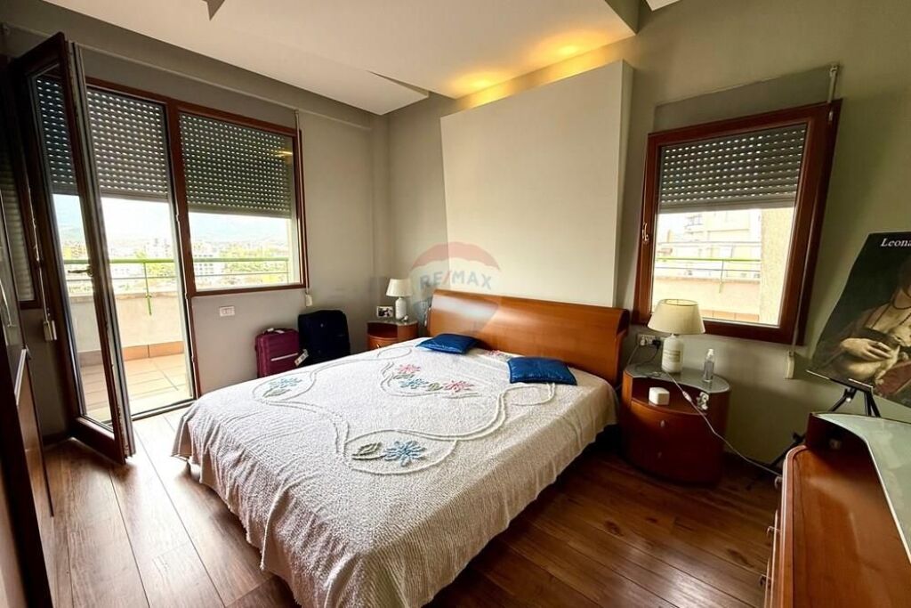 Apartament 4+1+studio, ne Qender te Tiranes!