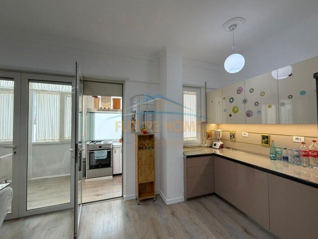Shitet, Apartament 3+1+2+ Post Parkimi, Liqeni i Thatë, Tiranë.