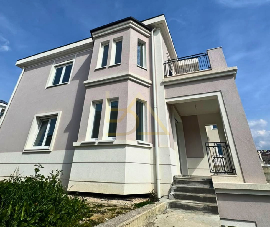 Vilë 3-Katëshe për Shitje – Collina Verde, pranë TEG