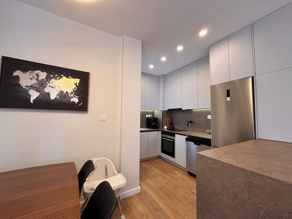 Shitet apartament 2+1 tek Liqeni i Thate