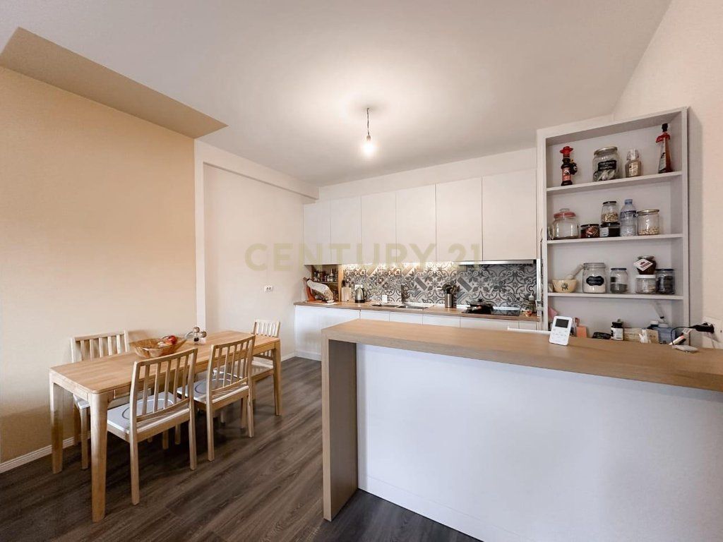 Apartament 2+1 per shitje perball UET me Porcelan