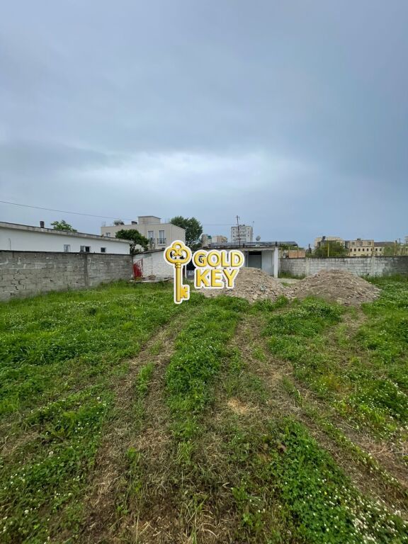 🏡 JEPET TOKË+NDERTESE ME QERA – SHKOZET
