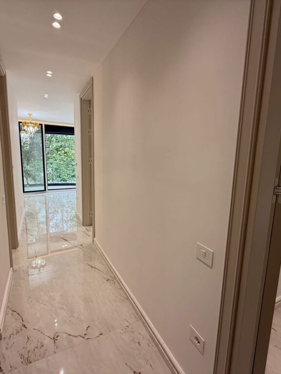 🏢JEPET ME QIRA Ambient Per Zyra 📍Liqeni i Thate •Pamje direkte nga liqeni📐94 m²🚗 Post parkimi i perfshire  💶1.600€ Neto