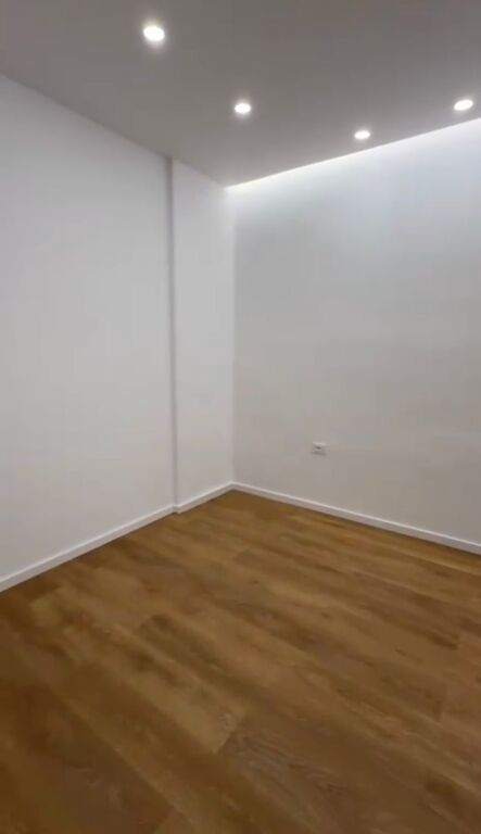 Shitet, Apartament 1+1, Komuna e Parisit , Tiranë.