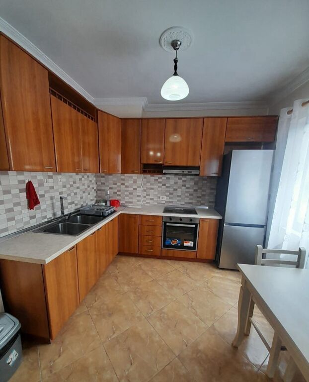 🏡 APARTAMENT ME QIRA 1+1 – RRUGA E DIBRËS, PRANË MEDRESESË