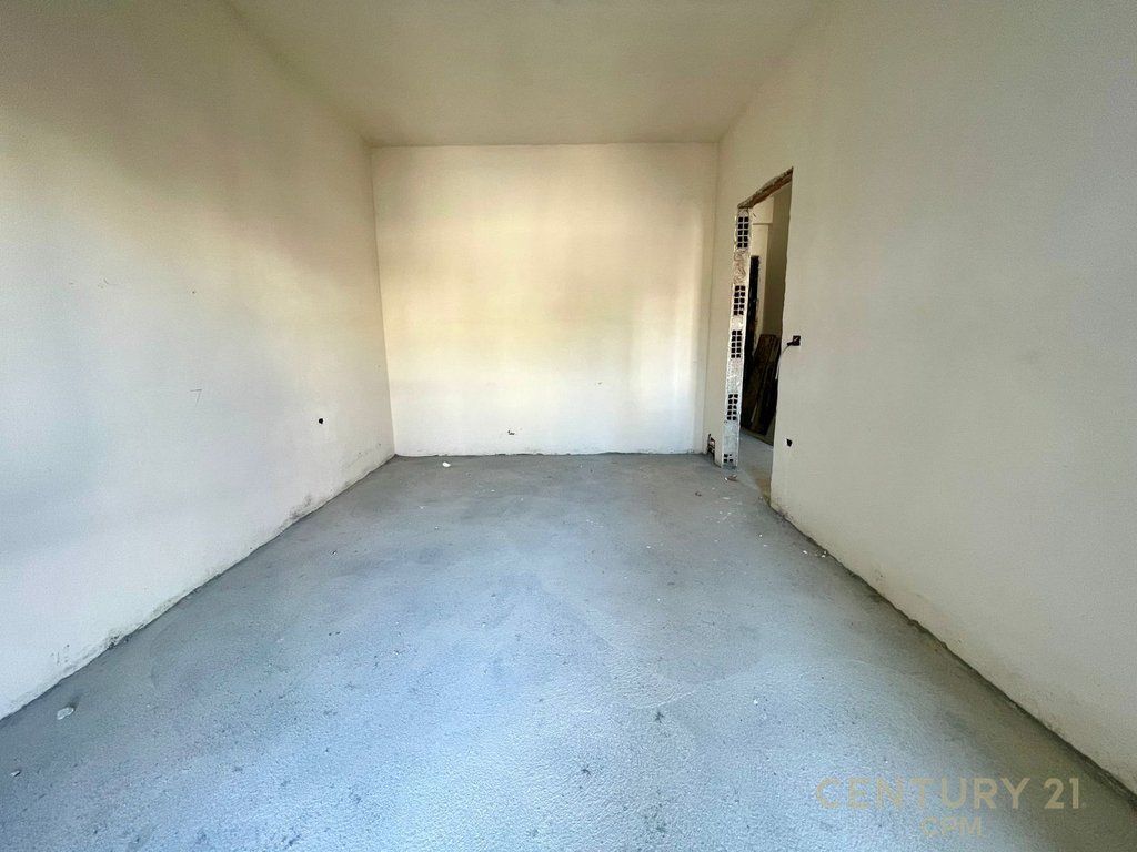 Shitet apartament 1+1 + verand prane Farmacis 10!