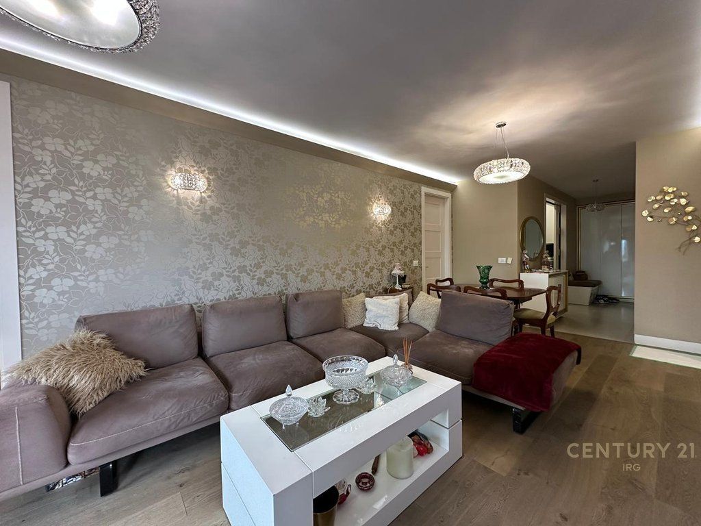 Shitet apartament 3+1+Kuzhine te Vecuar tek Kompleksi Kika 1, prane Union Bank!