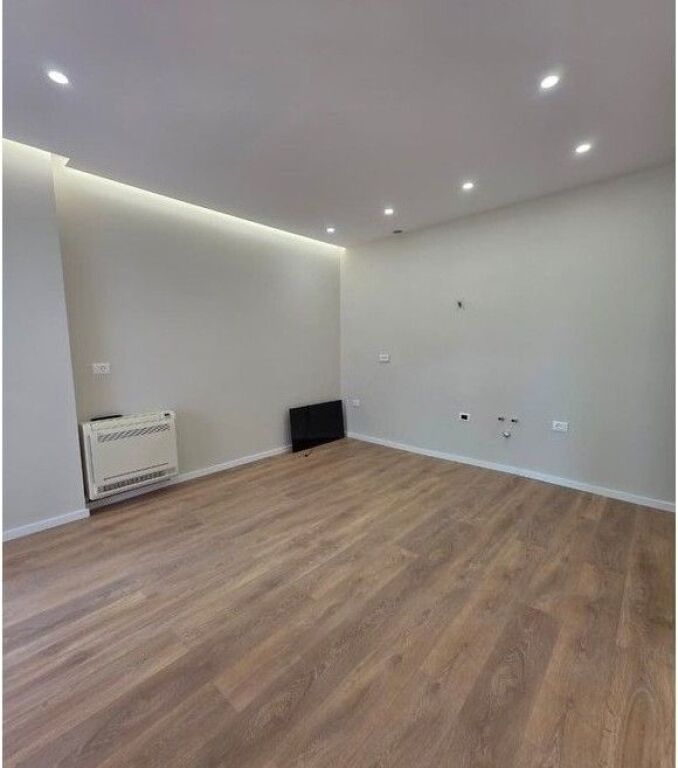 Shitet ,Apartament 1+1, Komuna e Parisit, Tirane