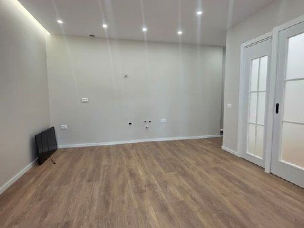 Shitet ,Apartament 1+1 tek Komuna e Parisit