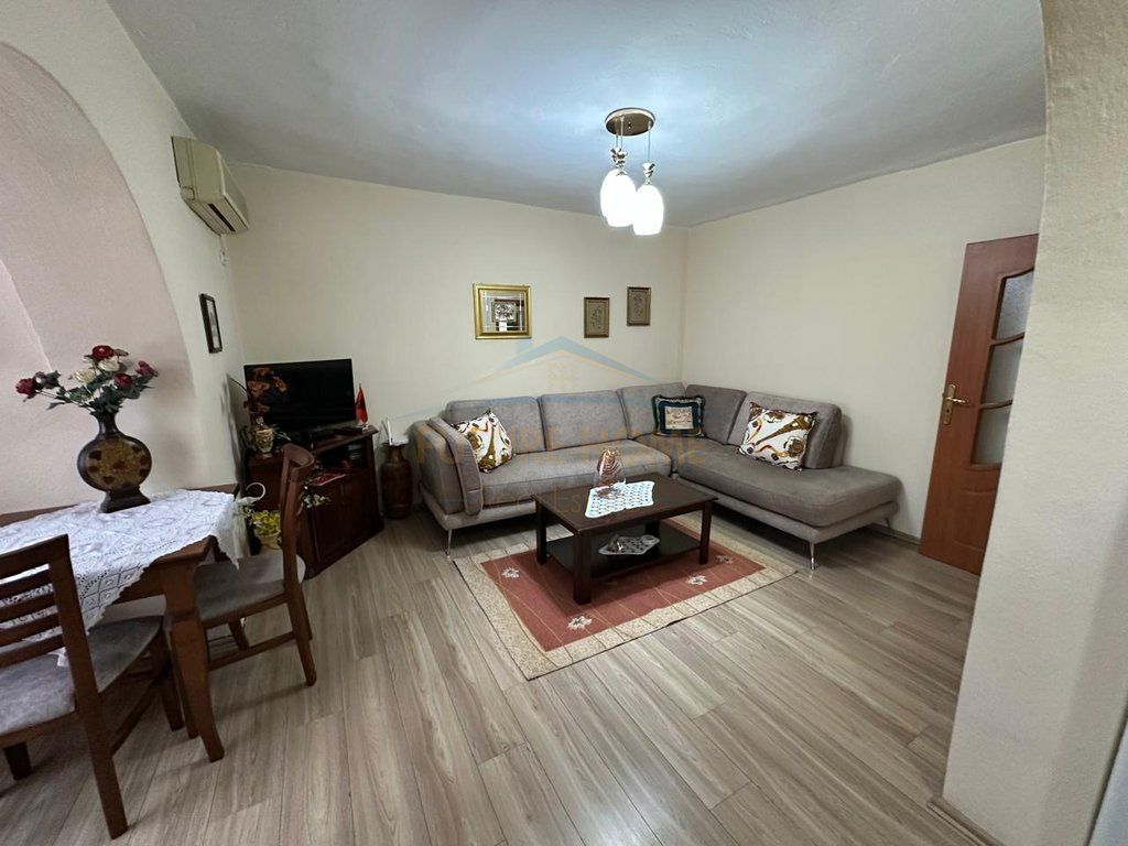 Shitet, Apartament 1+1 Rruga e Elbasanit, Tiranë.