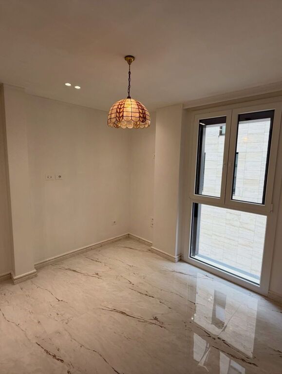 🏢JEPET ME QIRA Ambient Per Zyra 📍Liqeni i Thate •Pamje direkte nga liqeni📐94 m²🚗 Post parkimi i perfshire  💶1.600€ Neto