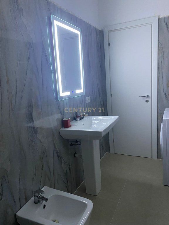 Shitet Apartament 1+1+ Oborr 60 M² ne Golem !