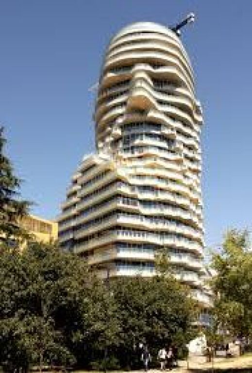 🏢 Shitet Apartament 1+1 – Tirana’s Rock, Sheshi Skënderbej