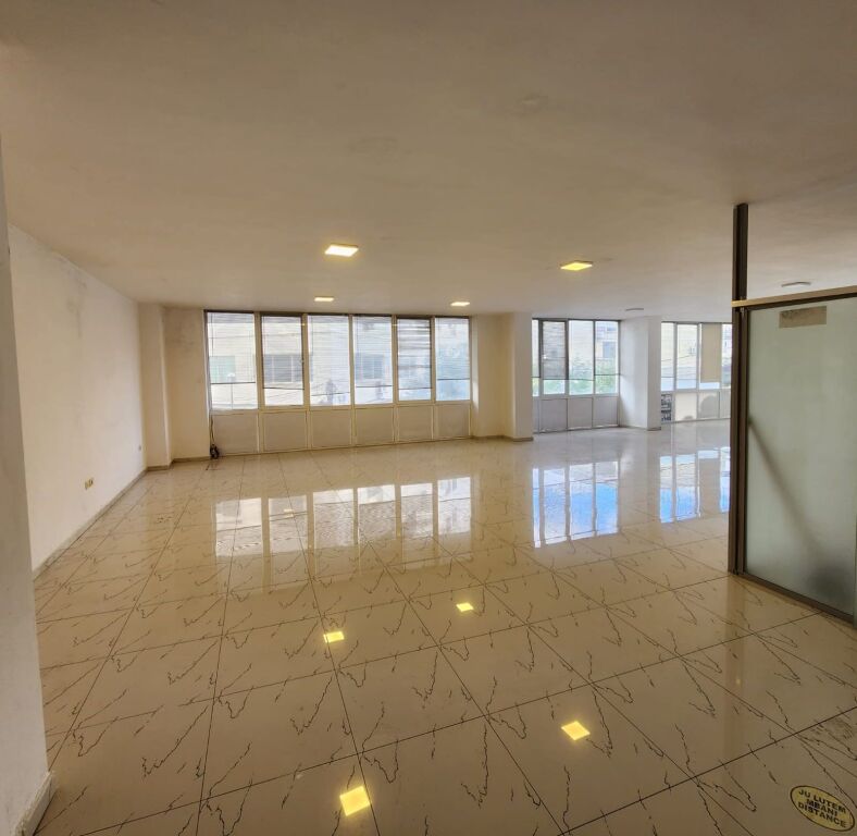 🏢 AMBIENT BIZNESI ME QERA  (Stacioni i Trenit, Durrës)