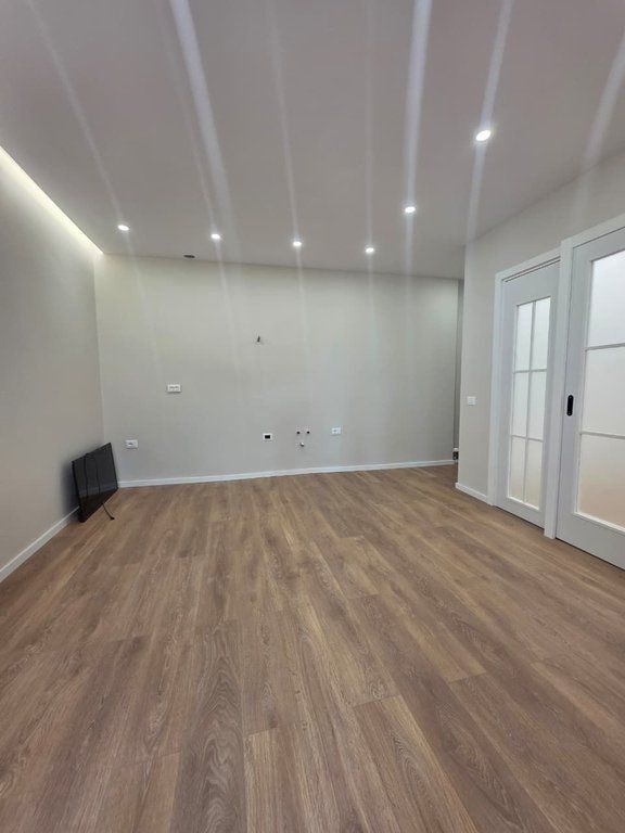 Shitet ,Apartament 1+1, Komuna e Parisit, Tirane