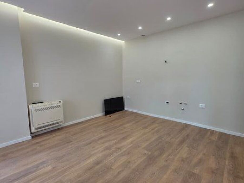 Shitet ,Apartament 1+1 tek Komuna e Parisit
