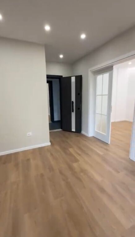 Shitet, Apartament 1+1, Komuna e Parisit , Tiranë.
