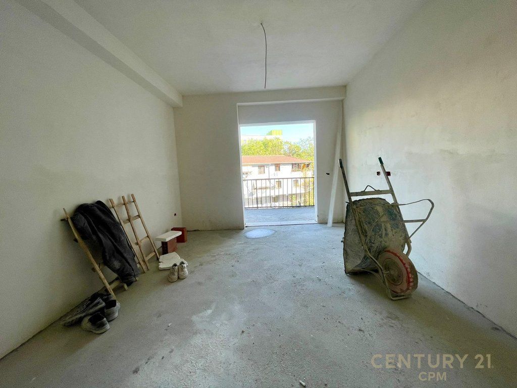 Shitet apartament 1+1 + verand prane Farmacis 10!