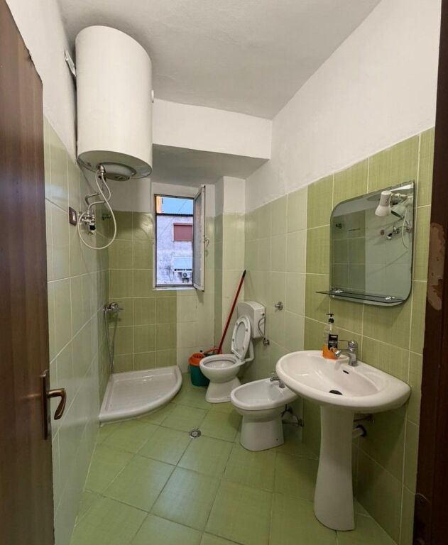 Jepet me qera apartament 1+1 te Medreseja